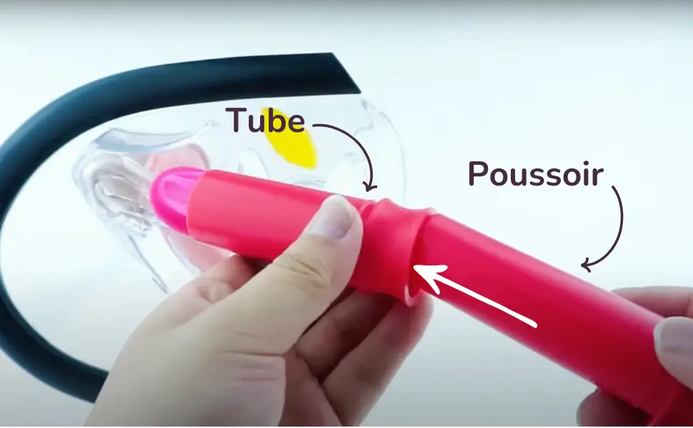 Insérer le poussoir dans le tube de l'applicateur